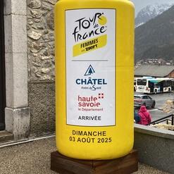 Gelber Tour de France-Gewinnerpokal mit Informationen zur Ankunft am 3. August 2025 in Châtel, Haut-Savoie.