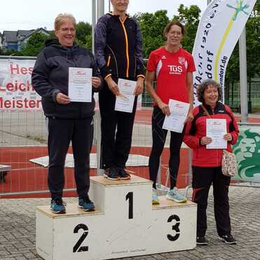 Vier Athletinnen stehen auf dem Siegertreppchen mit Urkunden bei den Hessischen Leichtathletik-Meisterschaften.