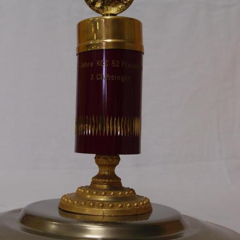 Pokal mit goldener Verzierungen, beschriftet mit „Jahre KGC 52 Prenzlau, 3. Platz Sieger“, auf einer runden Basis.