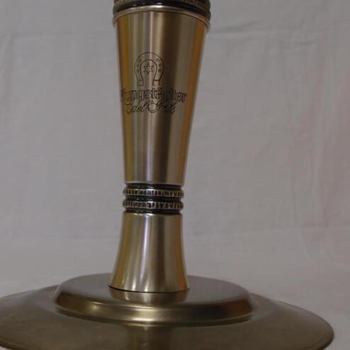 Silberfarbener Pokal mit stilisiertem Deckel auf einem runden Sockel, graviert mit "Meisterschaft".