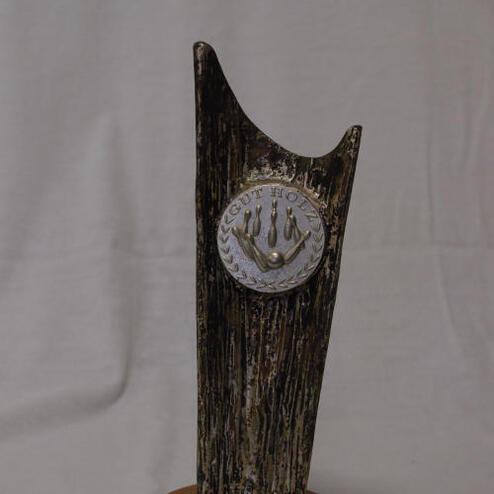 Trophäe aus Holz mit einer Medaille und der Beschriftung „2. Sieger Heppenheim 1977“.