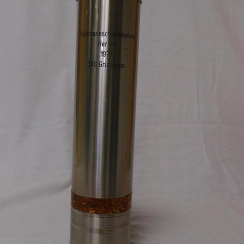 Ewige Pokal für die Stadtmeisterschaft 1977, SKC Griesham, mit gravierter Spielfigur und goldener Unterseite.