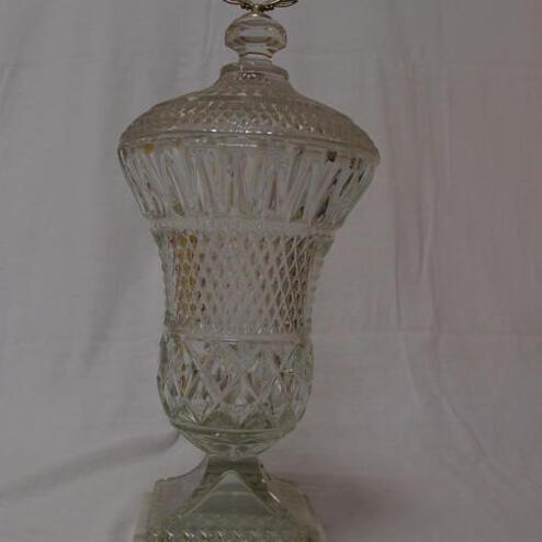 Glas-Trophäe mit eingraviertem Siegertext und goldener Medaille auf einem Marmorfuß, gestochen scharfes Design.