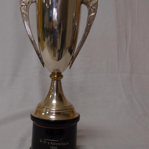 Silberner Pokal mit Seitengriffen und schwarzem Sockel, beschriftet mit „Gr. Pr. V. Kelkheim 1980 3. PLATZ“.