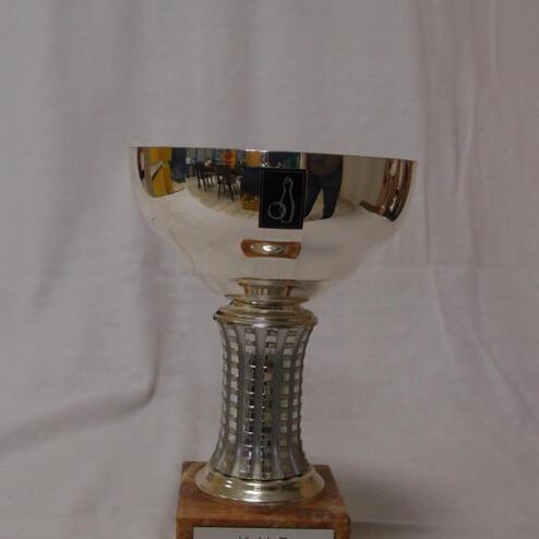 Silberner Pokal auf einem Marmorsockel mit der Aufschrift „2. Platz KVD VMM 1986 SKC“.