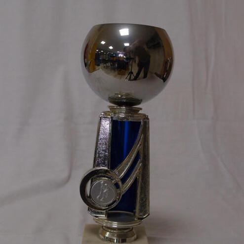 Silberner Pokal mit kugelförmigem Deckel, am Fuß in Blau und mit vertikalen Verzierungen.