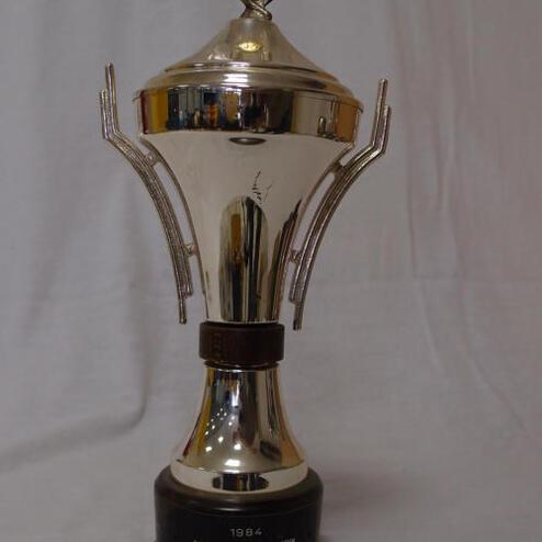 Silberner Pokal mit goldener Medaille, graviert mit „1984“ und „25 Jahre SKC Gießerei, Mannschafts-Sieger“.