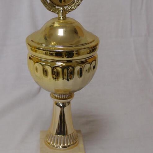 Goldfarbener Pokal mit Deckel und Lorbeerkranz, beschriftet mit „Heinerfestpokal 1997, Darmstädter Heiner e.V.“.