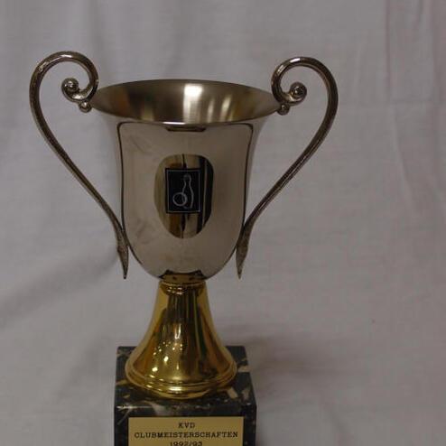 Silberner Pokal mit goldener Basis und zwei Griffen, beschriftet mit „KVD Clubmeisterschaften 1992/93 1. Platz“.