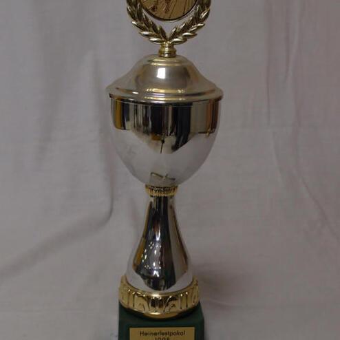Silberner Pokal auf grünem Sockel mit goldener Plakette, Gravur und Lorbeerkranz, Auszeichnung von 1998.