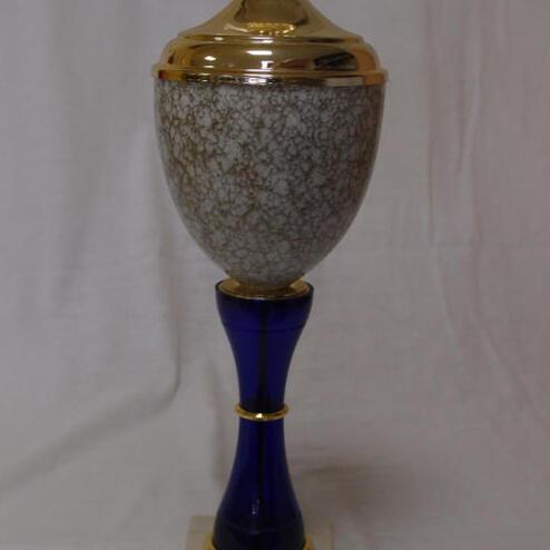 Glänzender Pokal mit goldener Deckel und blauer Basis, beschriftet mit "KVD CLUBMEISTER 1996".