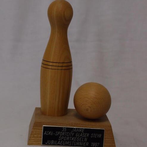 Holzfigur einer Kegelpyramide mit Kegel und Ball auf einer Holzbasis, graviert mit Jubiläumsdetails.