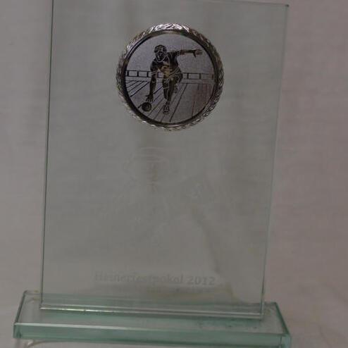 Glasplakette mit Metallmedaille und gravierter Inschrift „Hänufert-Pokal 2012“, gestaltet mit sportlichem Motiv.