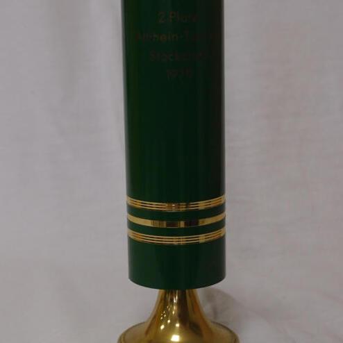 Grüner Pokal mit goldener Basis, graviert mit „2. Platz, Airhein-Turnier, Stockschießen, 1970“.