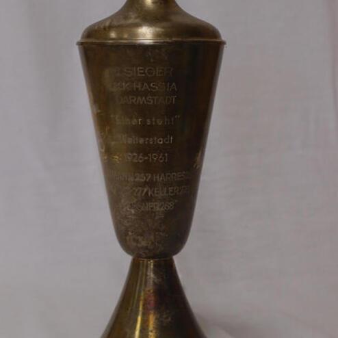 Pokalschale aus Metall mit Inschrift, Siegerpokal für "Hassia Darmstadt", datiert 1926-1961.