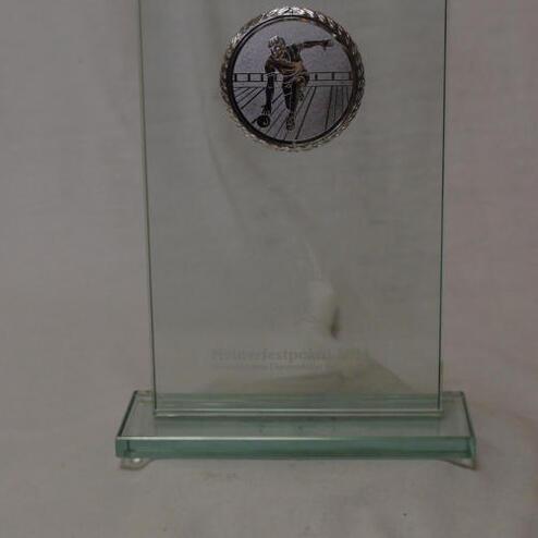 Glaspokal mit eingelegtem Medaillon und gravierter Aufschrift „Ruderfestpokal“ auf einer transparenten Basis.