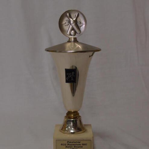 Pokalschale aus silberfarbenem Metall mit Deckel, beschriftet mit „Pokaltournier 1980, Karen Beermann, 1. Platz“.