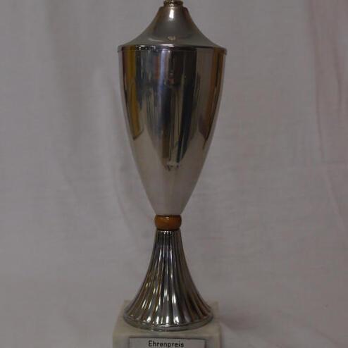 Silberner Pokal mit Deckel, auf Marmorsockel, beschriftet mit „Ehrenpreis HETZEL POKAL 1988“.