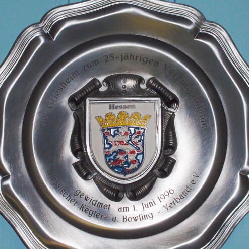 Silberner Ehrenteller mit Wappen von Hessen, gewidmet zum 25-jährigen Bestehen des Kegler- und Bowlingverbands 1996.