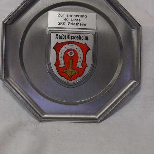 Edelstahl-Teller mit Wappen und Inschrift zur Erinnerung an 40 Jahre SKC Griesheim.