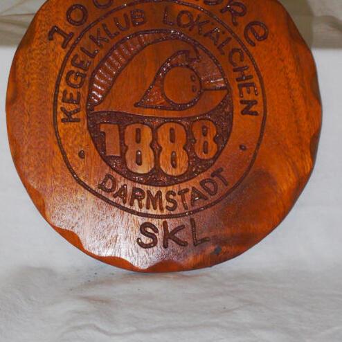 Holzteller mit eingraviertem Logo und Text: „100 Jahre Kegelklub Lokalchen 1888 Darmstadt SKL“.