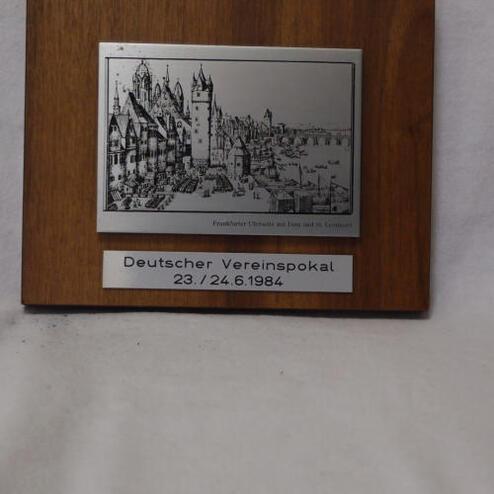 Wandplakette mit Gravur einer Stadtansicht und der Aufschrift "Deutscher Vereinspokal 23/24.6.1984".