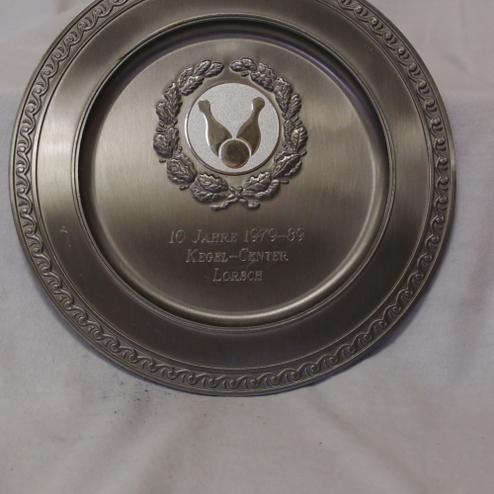 Gravierte Medaille mit Wappen und der Aufschrift „10 Jahre 1979–89 Kegel-Center Lorsch“ auf silbernem Hintergrund.