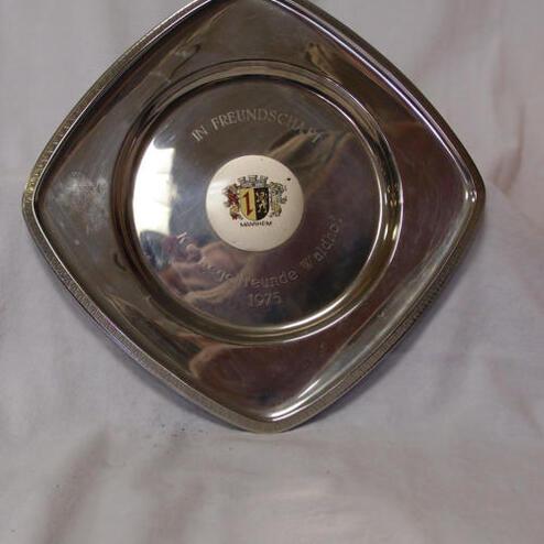 Silberne quadratische Schale mit Gravur "IN FREUNDSCHAFT" und Wappen, datiert auf 1975.