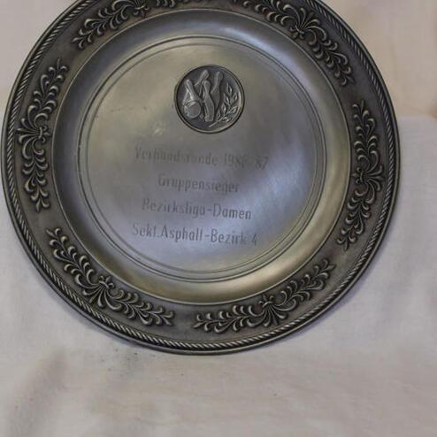 Silberner Pokal mit gravierten Inschriften zur Auszeichnung einer Damenmannschaft in der Bezirksliga.