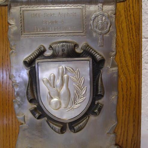 Silberne Jubiläumsplakette mit eingraviertem Wappen und Schriftzug zum 25-jährigen Bestehen eines Vereins.