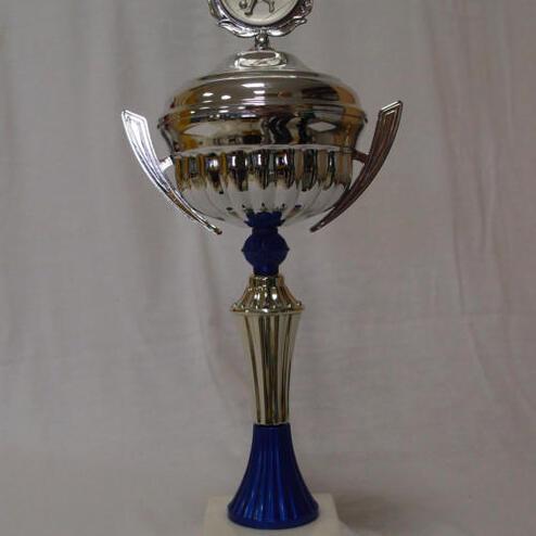 Silberner Pokal mit blauen Akzenten und Gravur „Ehrenpreis der Stadt Griesheim“ auf einem weißen Sockel.