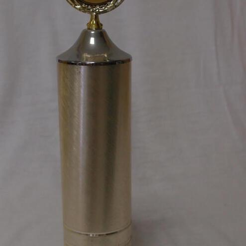 Siegertrophäe mit goldener Medaille, beschriftet mit „Ehrenpreis der Kreissparkasse Groß-Gerau“.