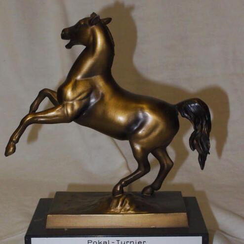 Bronzene Trophäe eines springenden Pferdes auf schwarzem Sockel mit gravierter Inschrift „Pokal-Turnier TuS Griesheim 1974“.