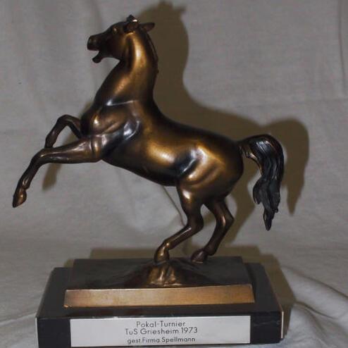Bronzene Pferdestatue auf einem Sockel mit Beschriftung „Pokal-Turnier TuS Gröseheim 1973, gest. Firma Spellmann“.