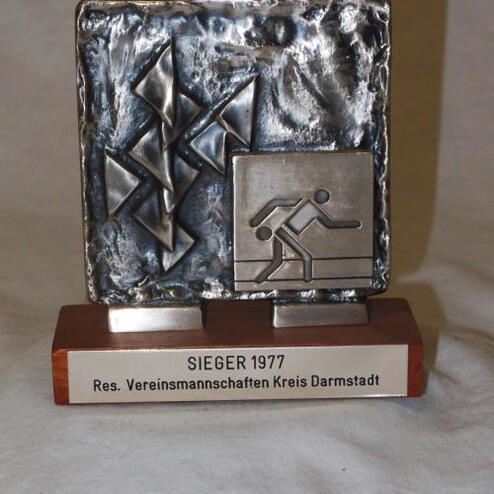 Siegertrophäe von 1977, Metall mit Holzsockel, für die Res. Vereinsmannschaften Kreis Darmstadt.