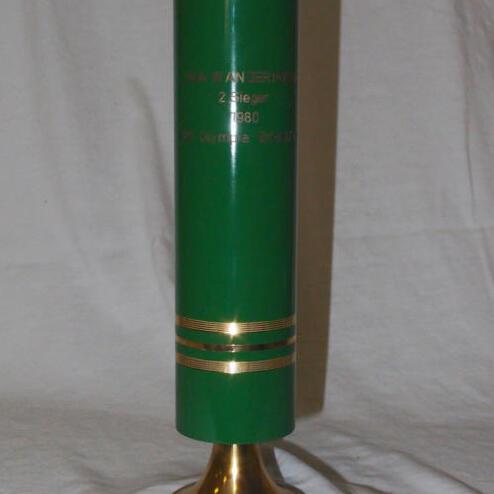 Grüner Pokal auf goldener Basis mit Aufschrift „2. Sieger 1980“ und „VfL Olympia e.V. 1910“.