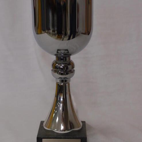 Silberner Pokal auf schwarzem Sockel mit gravierter Inschrift „10 Jahre Sportkegeln SKG Rossdorf 1990“.