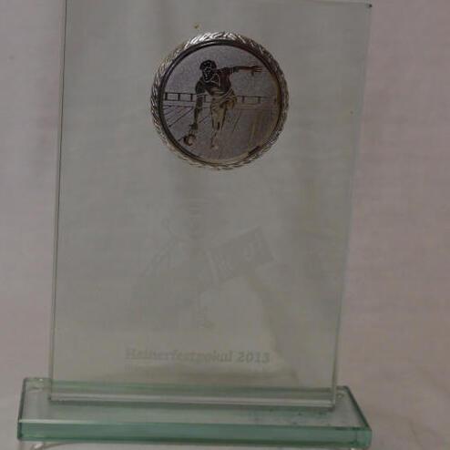 Glas-Trophäe mit silbernem Medaillon, graviert mit einer Sportlerfigur und der Aufschrift „Halberstettikampf 2013“.