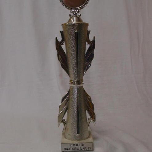 Siegertrophäe für den zweiten Platz mit gravierter Beschriftung und dekorativen Elementen auf einem weißen Hintergrund.