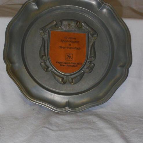 Zinnplatte mit gravierter Ehrentafel für 10 Jahre Sport-Kegeln in Ober-Ramstadt.