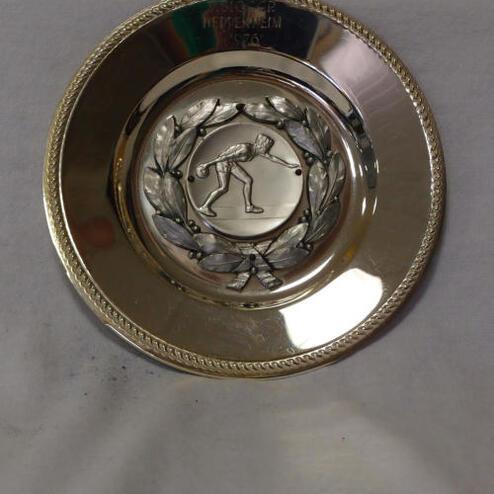 Silberne Medaille mit eingravierter sportlicher Figur und Lorbeerkranz, beschriftet mit "Anerkennung Heitermein 1976".