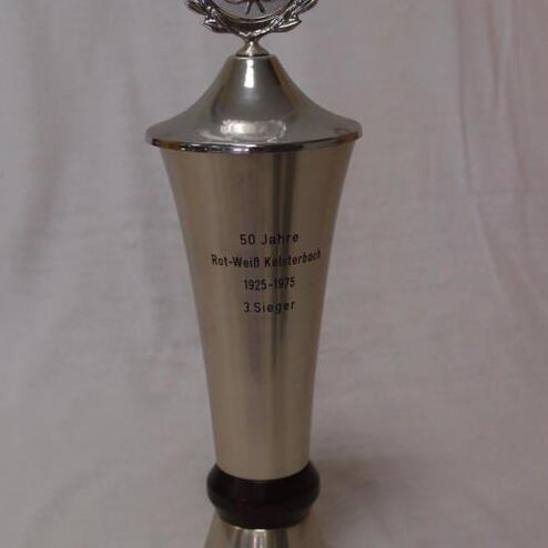 Silberne Trophäe mit Wappen und Gravur „50 Jahre Rot-Weiß Kelterbach 1925-1975 3. Sieger“.