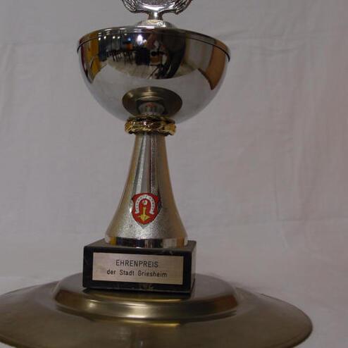 Ehrenpreis der Stadt Griesheim in silberner Trophäe mit goldener Medalion und Wappensymbol.