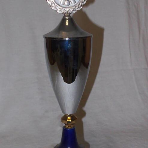 Silberner Pokal mit einer Lorbeerkranz-Medaille und blauer Basis, ausgezeichnet für den 1. Platz im Senioren-Turnier 1980.