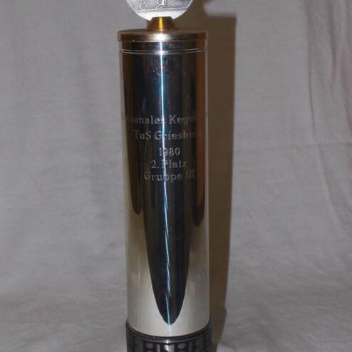 Silberne Kegeltrophäe mit Gravur, 2. Platz bei den nationalen Kegelmeisterschaften, auf einem weißen Hintergrund.