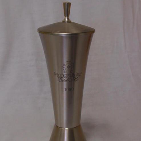 Silberner Pokal mit Deckel, graviert mit „Fliegenfischer Club 1980“, auf einem weißen Hintergrund.