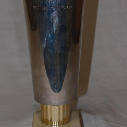 Silberner Pokal mit goldener Basis und Marmorsockel, graviert mit „1979 SKV Weterstädter“.