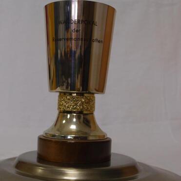 Wanderpokal aus Metall mit goldfarbenem Fuß, graviert mit „WANDERPOKAL der Reservemannschaften“.