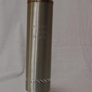 Trophäe aus Metall mit goldenem Aufsatz und gravierter Inschrift „Erster Platz“.