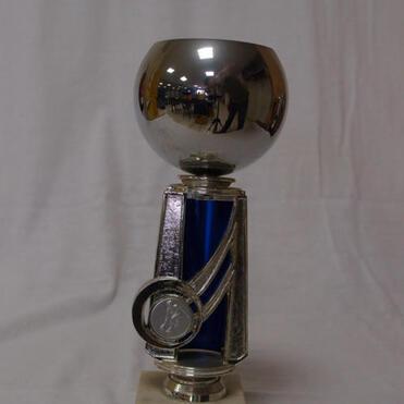 Silberner Pokal mit kugelförmigem Deckel, am Fuß in Blau und mit vertikalen Verzierungen.